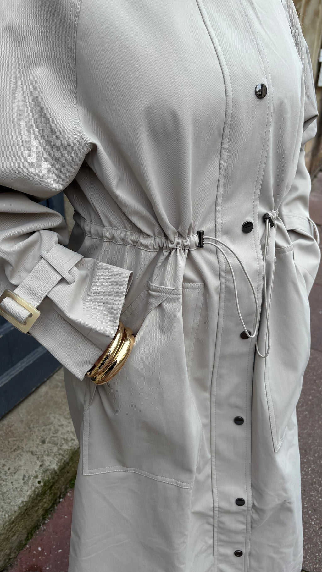 Veste longue à taille ajustable avec capuche amovible